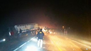 Colisão entre ônibus e dois caminhões mata uma pessoa e deixa 16 feridos em Rio Pardo