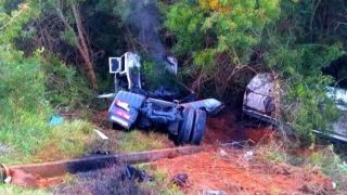 Trecho da BR-392, em Rio Grande, no Sul do RS, permanece bloqueado após colisão entre três caminhões