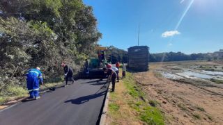 Camaquã – Prainha começa a receber massa asfáltica