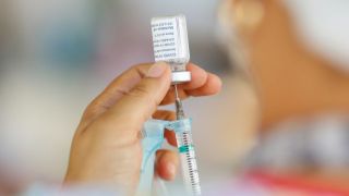 Rio Grande do Sul recebe mais 210 mil doses de vacinas da Pfizer e CoronaVac