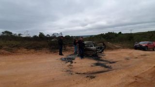 Com fuzis, ladrões atacam duas agências, fazem reféns e fogem 