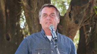 Internado, Bolsonaro evolui bem e passará por novos exames