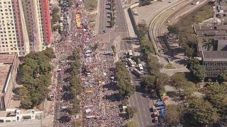 Com aglomerações, manifestantes protestam contra o governo e pedem mais vacinas em diversas cidades brasileiras