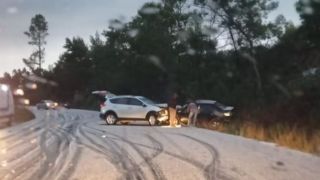 Devido a neve, carros acabam perdendo o controle na Picada Grande