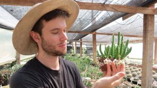 Jovem de Barão do Triunfo se destaca no cultivo de cactos