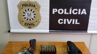 Idosa de 73 anos atira contra vizinho e é presa por posse de arma
