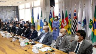 Governadores pedem reunião com Bolsonaro para diminuir a tensão entre o Poderes