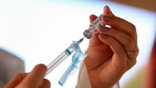 Proteção anticovid tem queda considerável seis meses após aplicação da vacina, afirma estudo