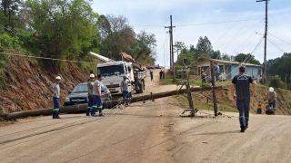Poste cai, causa congestionamento e deixa centro de Cerro Grande do Sul sem energia