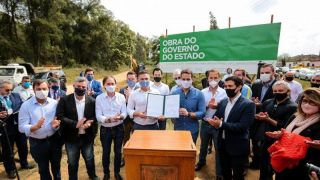 “O nosso governo não vai para as estradas para inaugurar estacas e placas”, diz Eduardo Leite