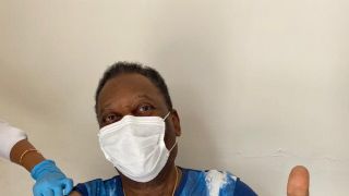 Pelé está hospitalizado em São Paulo após exames de rotina apontarem problema de saúde