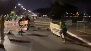Em Brasília, apoiadores de Bolsonaro furam bloqueio policial e invadem Esplanada dos Ministérios