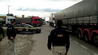 PRF libera caminhoneiros de paralisação em Camaquã