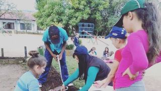 Aula prática sobre medidas ajudaram na construção do canteiro de flores 