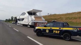 PRF flagra barco de luxo sendo transportado de forma irregular em Gravataí