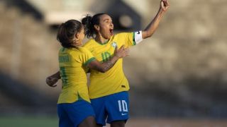 Marta estreia em nova posição e seleção goleia Argentina em João Pessoa