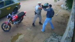 Justiça determina afastamento de policial militar flagrado agredindo motociclista em Tapes