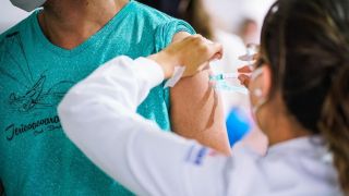 Ministro da Saúde anuncia dose de reforço de vacinas contra o coronavírus para idosos a partir de 60 anos