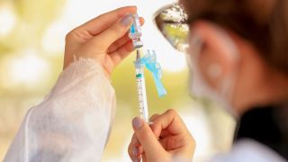 Anvisa diz que todas as vacinas em uso no Brasil tiveram seus dados de eficácia e segurança avaliados e aprovados