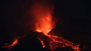Com novas fissuras, vulcão nas Ilhas Canárias fica muito mais agressivo após 15 dias de erupção