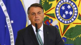 Bolsonaro sanciona lei que libera bancar novo Bolsa Família com a reforma do Imposto de Renda