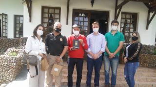 Revista de Direito Policial é entregue ao acervo da Biblioteca Municipal pelo Inspetor de Polícia Everson Nogueira