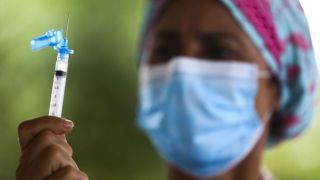 Brasil chega a 600 mil mortes por Covid e vê pandemia desacelerar com vacina