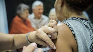 OMS recomenda terceira dose para idosos que receberam a CoronaVac