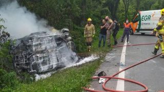 Homem morre queimado em acidente envolvendo três veículos na RS-115, em Gramado
