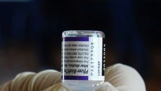 Brasil recebe mais um lote de vacinas da Pfizer contra a covid