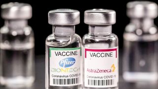 Combinação de AstraZeneca com Pfizer aumenta eficácia da imunização, diz estudo