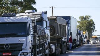 Caminhoneiros notificam ao governo a greve para 1º de novembro