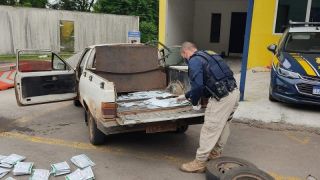 Homem é preso com 150 quilos de agrotóxicos ilegais em fundo falso de caminhonete em Santa Maria