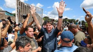 Bolsonaro deve mais de R$ 80 mil em multas por não usar máscara