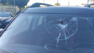 Após jogar barra de ferro em carro, homem é preso em rodovia em Eldorado do Sul