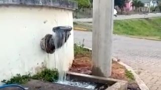VÍDEO: Caixa d'água em Dom Feliciano continua vazando e causando desperdício de água