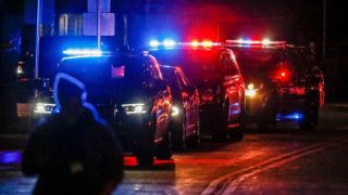 Carro invade desfile de Natal nos Estados Unidos e deixa pelo menos cinco mortos