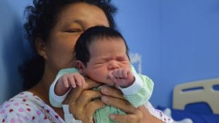 Mulher de 51 anos dá à luz 21º filho em Aracaju e diz que quer mais