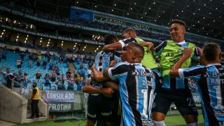 Grêmio goleia o São Paulo por 3 a 0 e segue na luta contra o rebaixamento