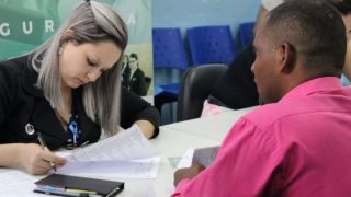No Brasil, brancos ganham 73% a mais que negros; homens recebem 28% a mais que mulheres