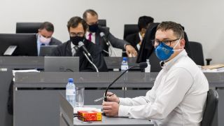 Emocionado, ex-operador de áudio diz que errou ao bloquear o som no início das chamas na Boate Kiss