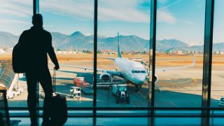 Governo passa a exigir quarentena de viajantes não vacinados que chegarem por via aérea ao Brasil