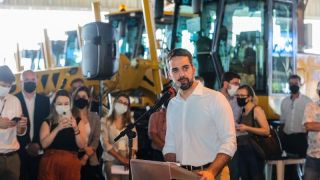 Rio Grande do Sul entrega 26 máquinas pesadas a 25 municípios