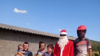  Grupos de trilheiros distribuem presentes para crianças em Dom Feliciano