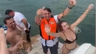 De férias no litoral paulista, Bolsonaro dança funk em lancha com apoiadores