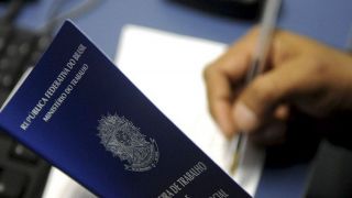Brasil cria 324 mil empregos com carteira assinada em novembro, o maior número em três meses