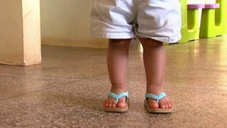 Morre criança que se enroscou em alça de mochila dentro de creche