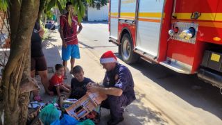 Menino autista de 6 anos pede 'carne assada' em carta para o Papai Noel e recebe visita dos bombeiros no Natal no RS; VÍDEO