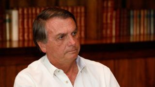 Camarão não mastigado causou obstrução intestinal em Bolsonaro, diz médico