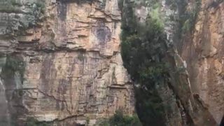 Deslizamento de rochas de cânions atinge embarcações com turistas em Minas Gerais